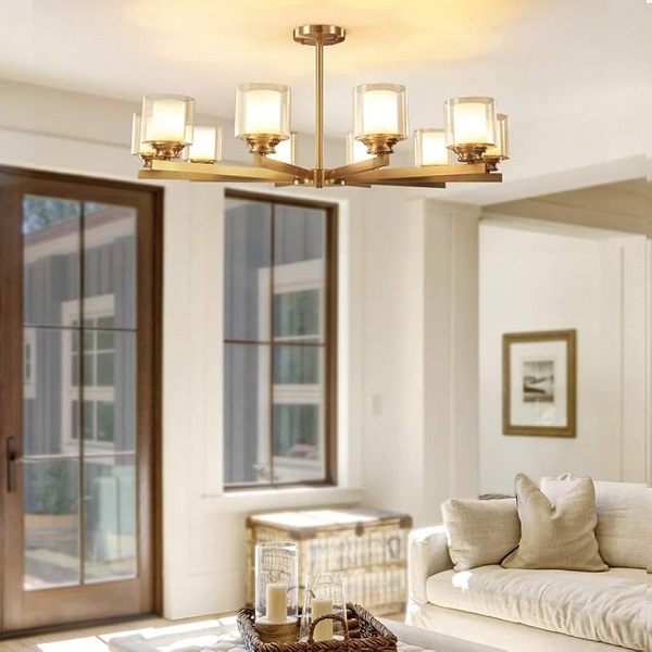 لوستر چند شاخه در سالن پذیرایی