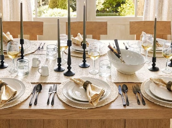 چیدمان ظروف غذا روی میز ناهارخوری