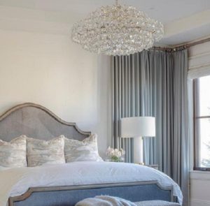 لوستر کریستال کلاسیک در اتاق خواب